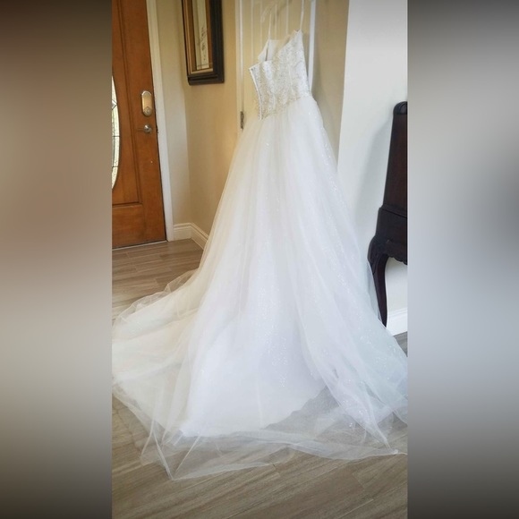 David’s Bridal white wedding dress - Picture 2 of 5